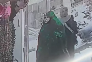 هاتف يختفي من عربة طفل… وكاميرا تفضح ما حدث في طرابلس (فيديو)